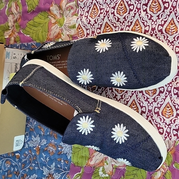 Toms denim slip on shoes,  flats, NWT - Picture 7 of 9